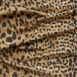 SAHCO SATORA Un léopard qui se fond dans un décor urbain Satora s’intègre à une ambiance urbaine, il s’agit d’une interprétation du motif léopard classique avec un motif aléatoire dans le jacquard. Il s’agit d’un tissu hybride de provenance italienne, qui peut être utilisé pour les rideaux ou les tissus d’ameublement. La palette est résolument urbaine : violet profond, émeraude foncé, jaune ocre, cuivre, caramel doré, gris argenté.